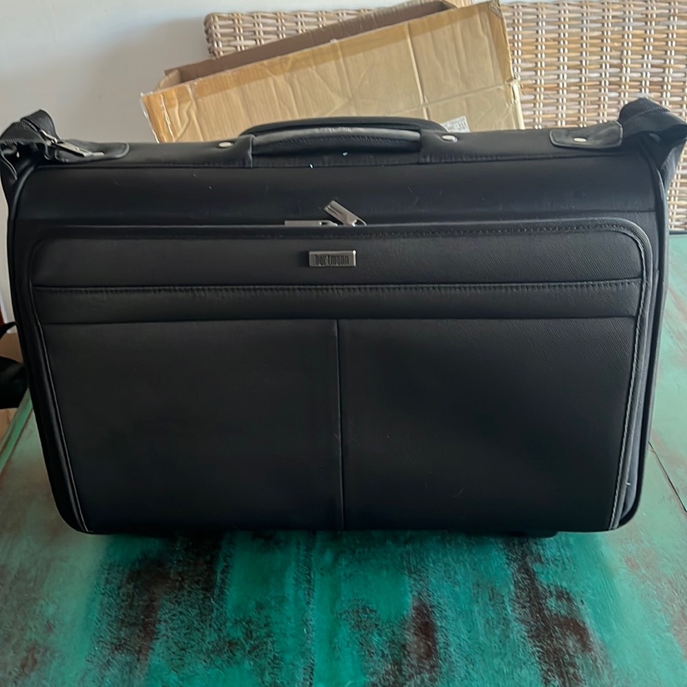 HARTMANN Century Carry-On Wheeled Garment Bag black 22" x 15" x 9"
